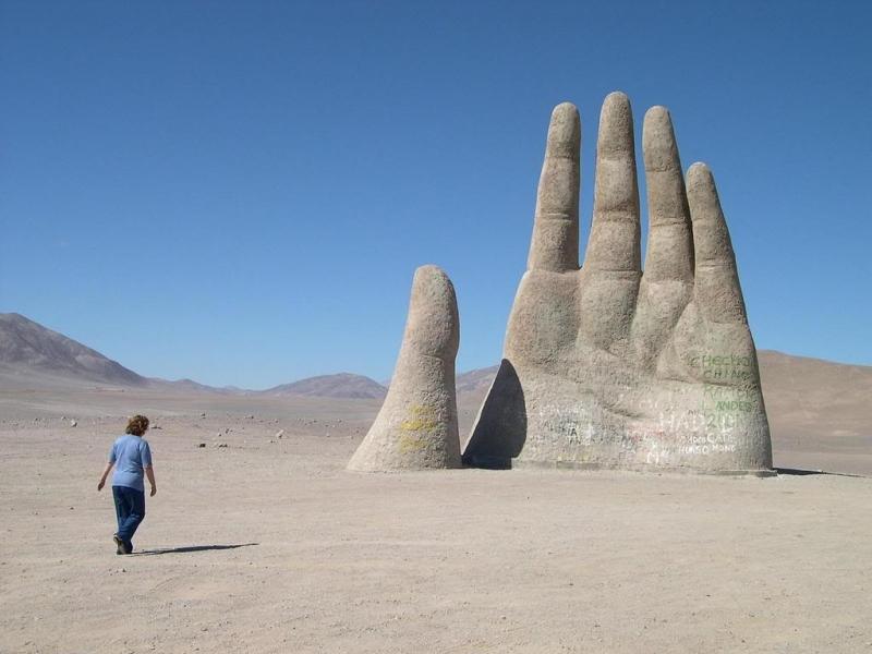 Bàn tay khổng lồ giữa sa mạc khiến nhiều người nghĩ mình đang ở ngoài hành tinh