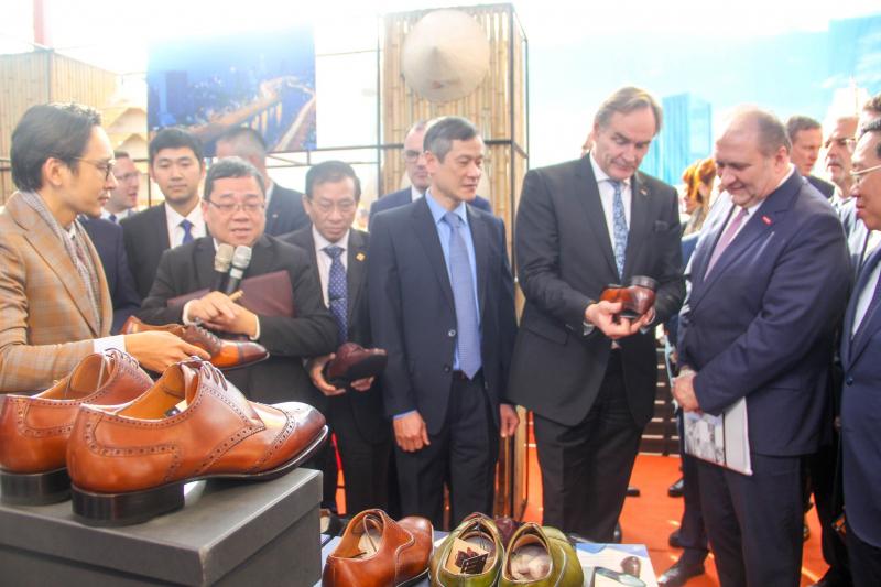 Marengo là một trong hai thương hiệu giày được vinh dự mời tham dự đại diện ngành hàng thủ công da giày Việt Nam tại triển lãm Leipzig - CHLB Đức.