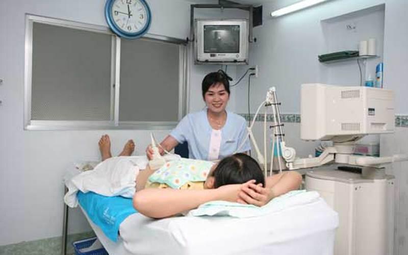 Một bệnh nhân đang được siêu âm tại phòng khám MSI tại Đà Nẵng