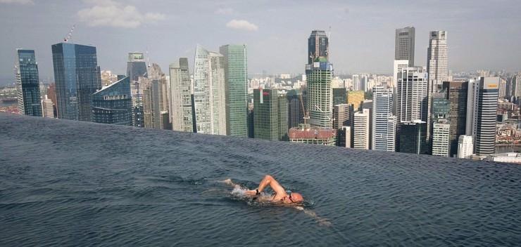 Tại đây, du khách không chỉ bơi lội mà còn có thể từ trên cao nhìn xuống thành phố náo nhiệt