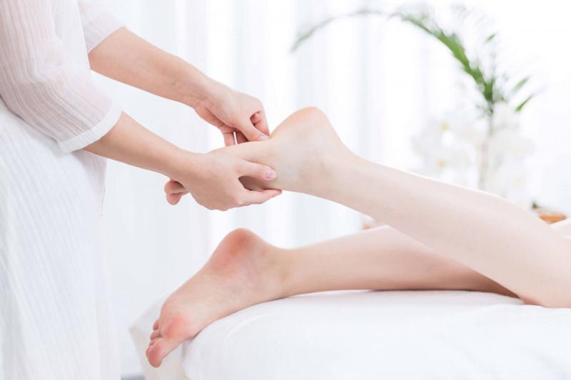 Massage chân giúp bạn ngủ ngon hơn