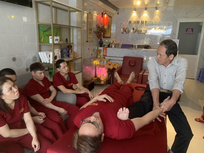 Massage người mù Kỳ Quang Minh