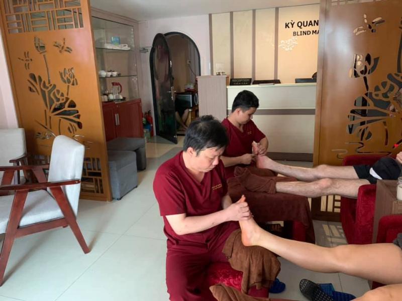 Massage người mù Kỳ Quang Minh nơi giúp cảm nhận ngay sự thư giãn từ hương thơm của các loại thảo dược và tiếng nhạc du dương yên bình.