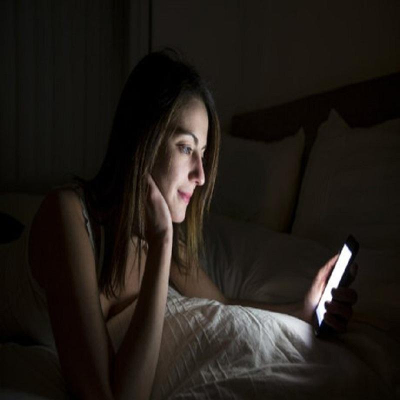 Thường xuyên mất ngủ, giảm thị lực khi sử dụng facebook vào ban đêm