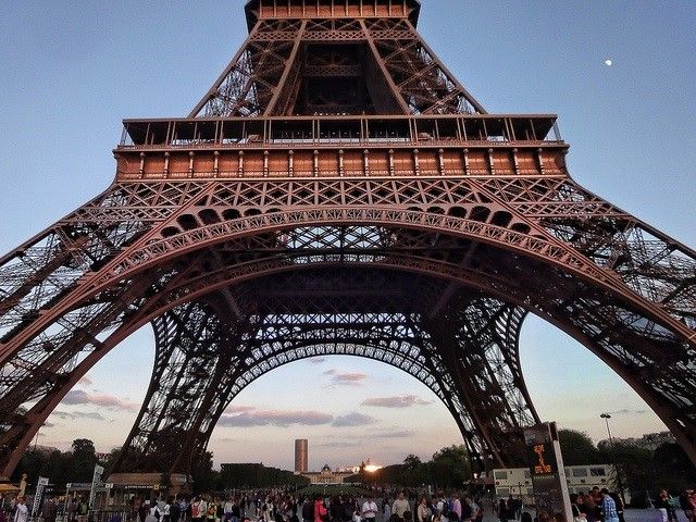 Cứ 7 năm, tháp Eiffel sẽ được sơn mới lại 1 lần