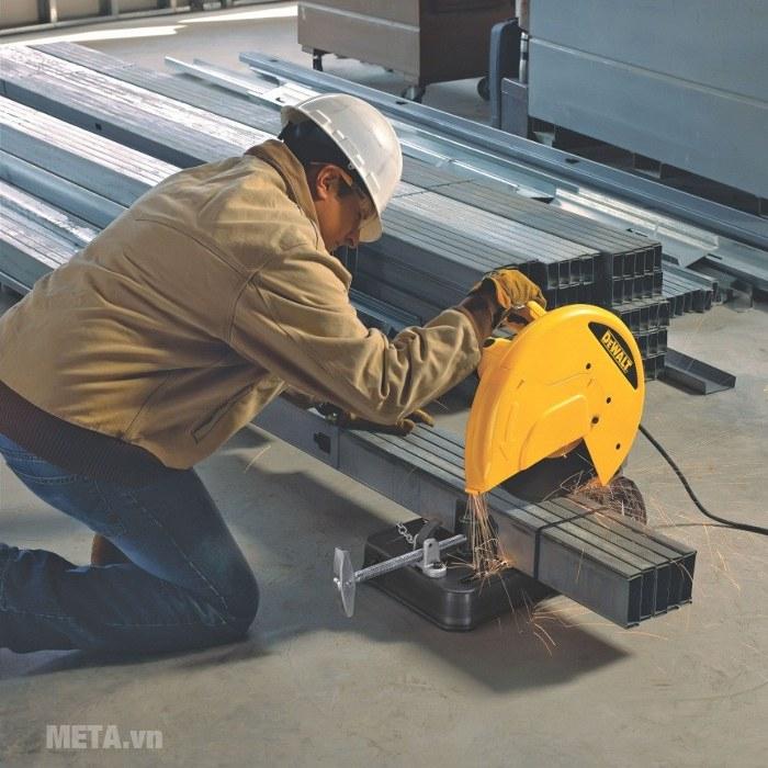 Máy cắt sắt cầm tay Dewalt D28720
