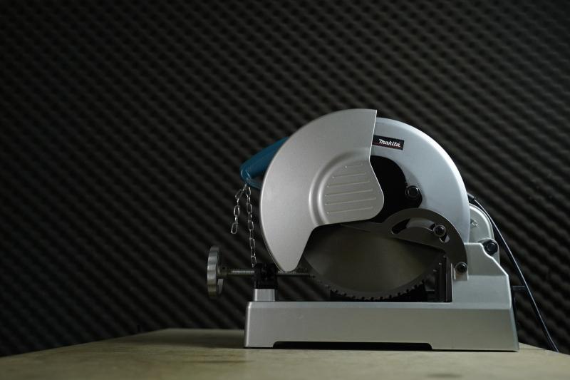 Máy cắt sắt cầm tay Makita LC1230