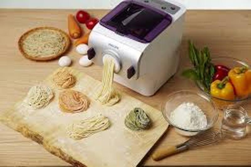 Máy làm mì hoàn toàn tự động, bạn chỉ là đổ các nguyên liệu vào máy, bấm nút và… làm những món ăn khác.