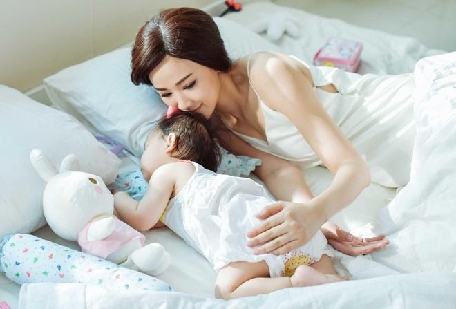 Top 12 bà mẹ đơn thân của showbiz Việt Nam