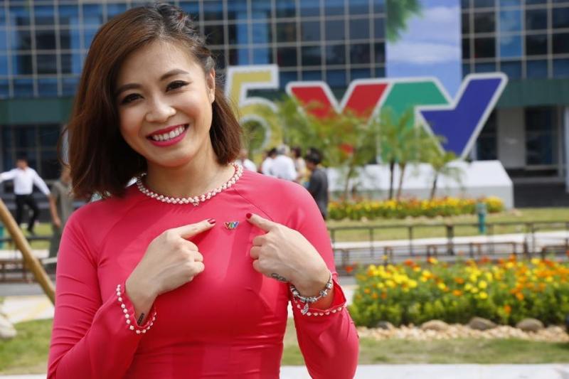 MC Hoàng Linh xinh tươi tạo dáng với huy hiệu của VTV.