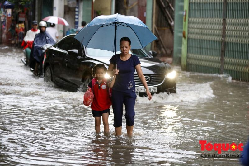 Mẹ là chiếc ô to lớn nhất che chở cả đời con qua hết mọi giông bão, mưa sa