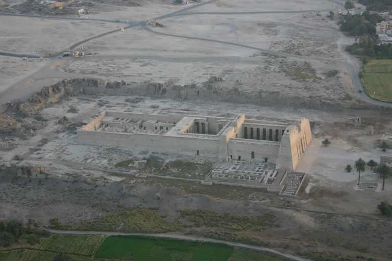 Medinet Habu nhìn từ trên cao xuống