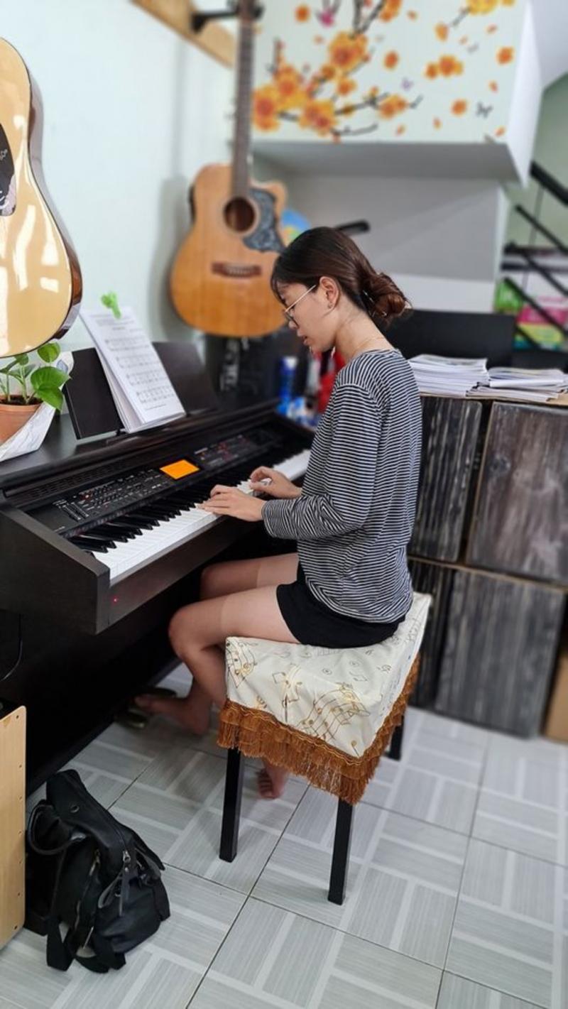 Học viên đàn piano tại Mendy Nguyễn Music Class