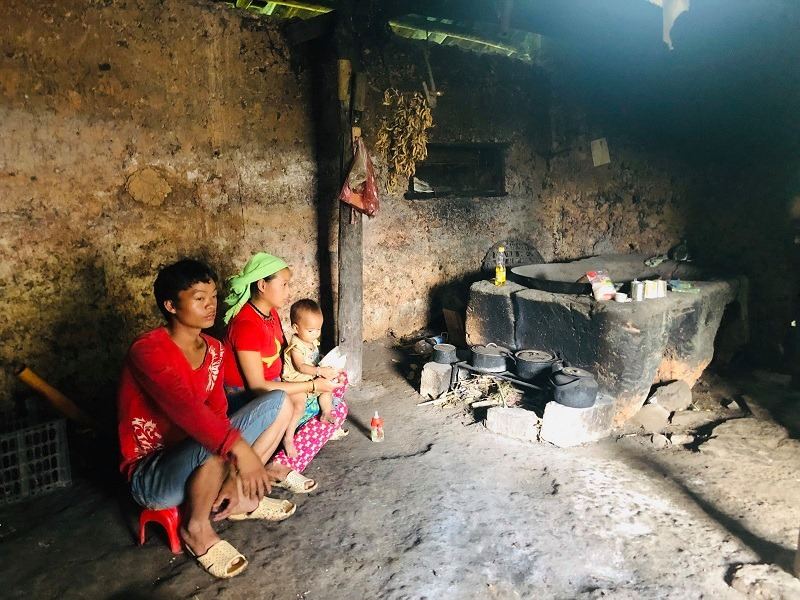 Trong nhà của một đôi vợ chồng người Mông tại Mèo Vạc chỉ có một ít vật dụng sinh hoạt tối thiểu