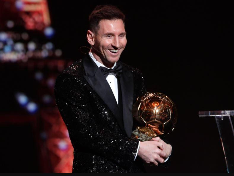 Messi nhận quả bóng vàng thứ 7 trước tâm bão dư luận. (Ảnh: báo Người lao động)