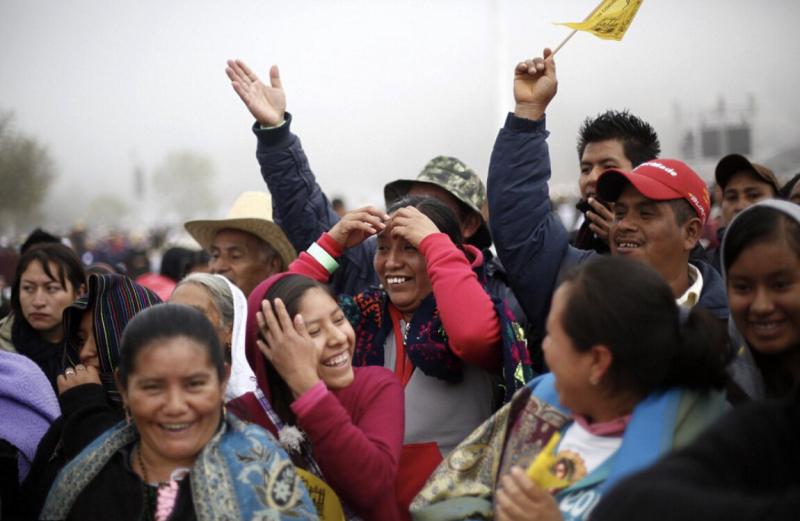 Người Công Giáo Mexico vui mừng ra đường chào đó Đức Giáo Hoàng Francis, trong một dịp Ngài ghé thăm đất nước này.