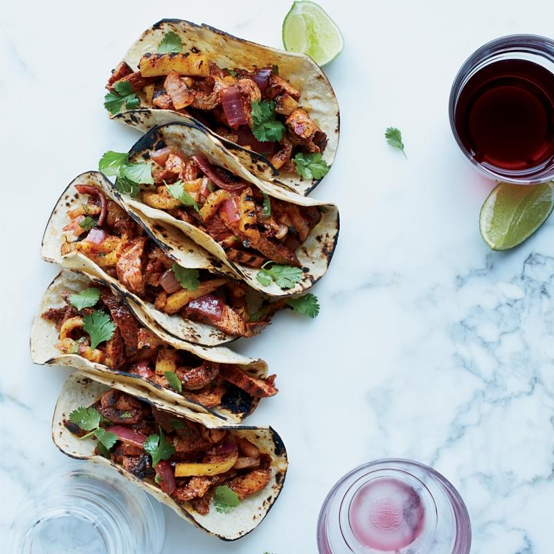 Tacos được xem là món ăn đường phố nổi tiếng nhất Mexico.