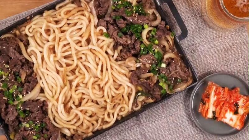 Mì udon xào thịt bò