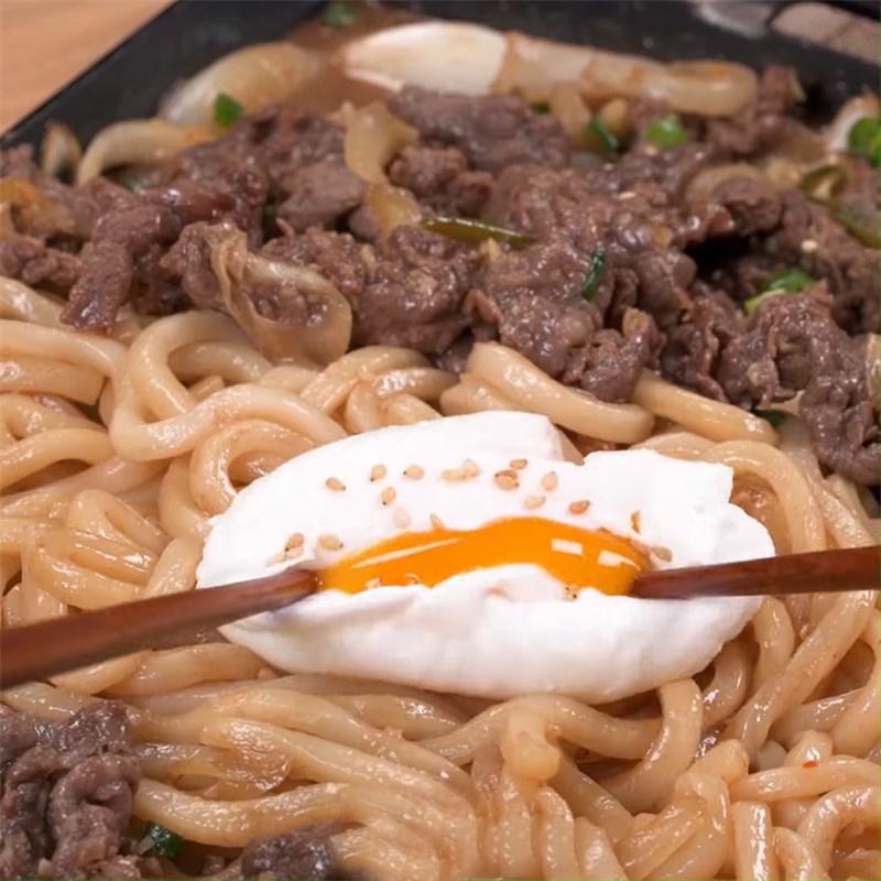 Mì udon xào thịt bò