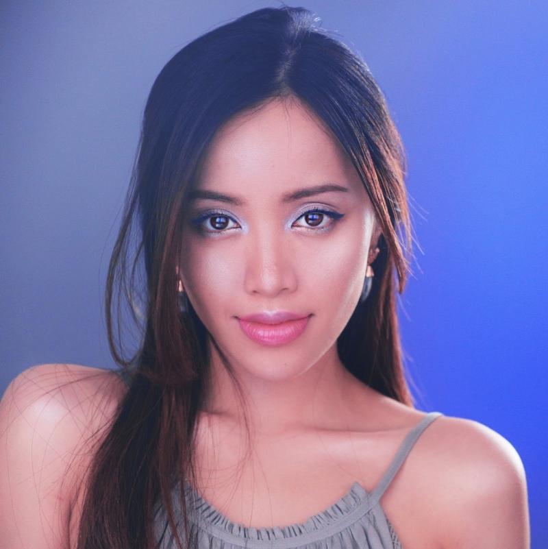 Michelle Phan chú trọng đến các cách thức trang điểm làm nổi bật đường nét gương mặt của người châu Á