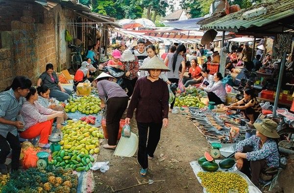 Chợ làng nhộn nhịp