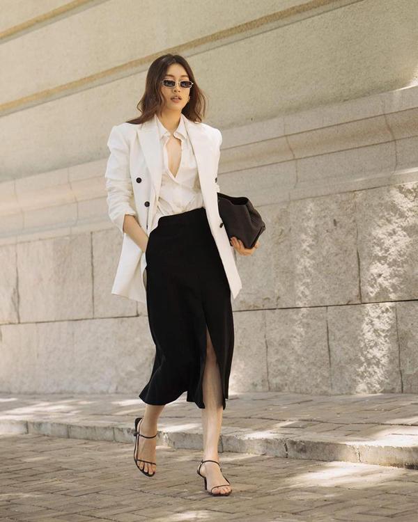 Mix áo khoác blazer cùng váy xẻ tà táo bạo