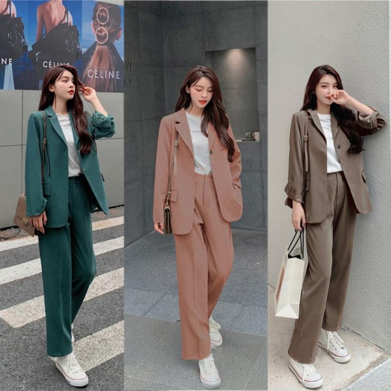 Mix áo khoác blazer cùng với áo phông trẻ trung