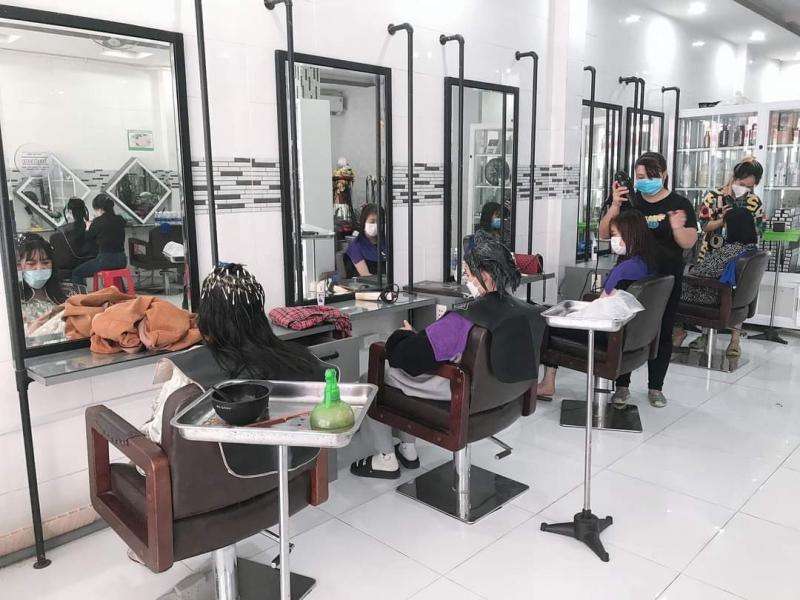 Mix Sai Gon Gc cung cấp đầy đủ các dịch vụ làm tóc chuyên nghiệp chẳng hạn như uốn, duỗi, nhuộm, cắt tạo kiểu