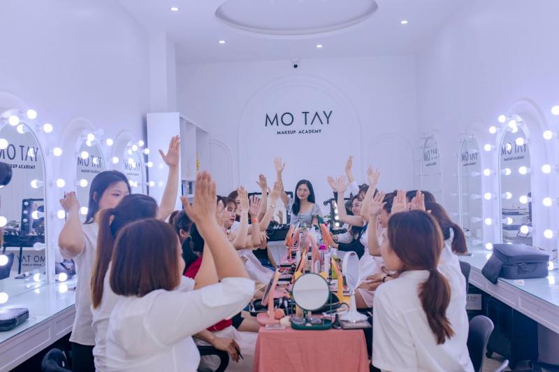 Mơ Tây Makeup Academy (Kim Cương Đỏ Studio Hạ Long)