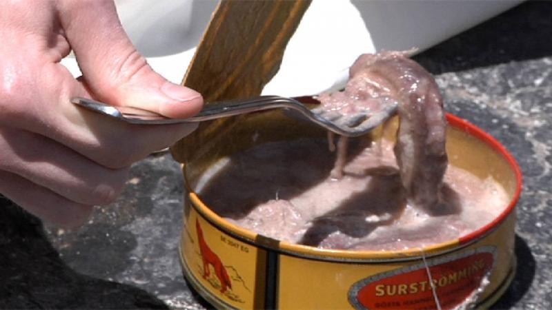 Surströmming (cá trích lên men) – Thụy Điển