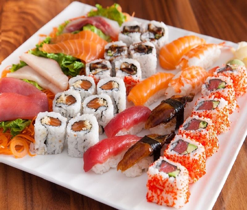 Sushi là món ăn truyền thống Nhật Bản, cùng với trà đạo, nghệ thuật cắm hoa ikebanna, sushi trở thành nét văn hóa đặc trưng của xứ sở Mặt Trời mọc.