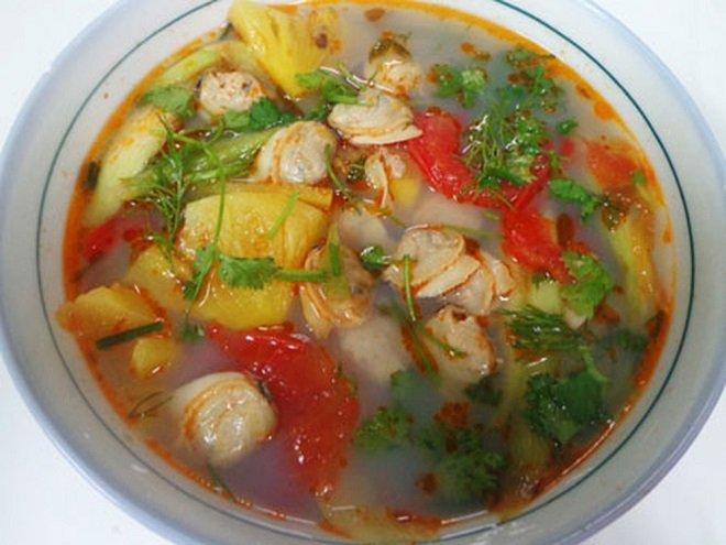 Canh ngao cà chua với sấu, dứa