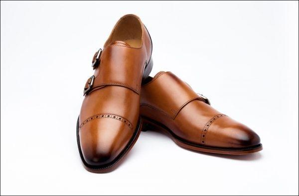 Monk strap có chi tiết khuy giày bắt ngang qua phần thân trên để thay thế cho dây buộc