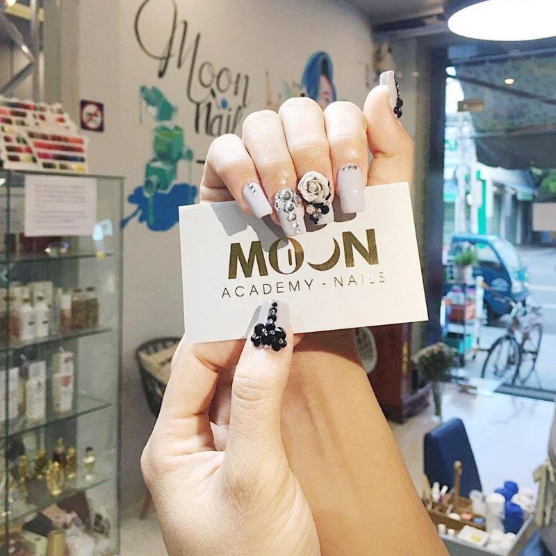 Moon Nails