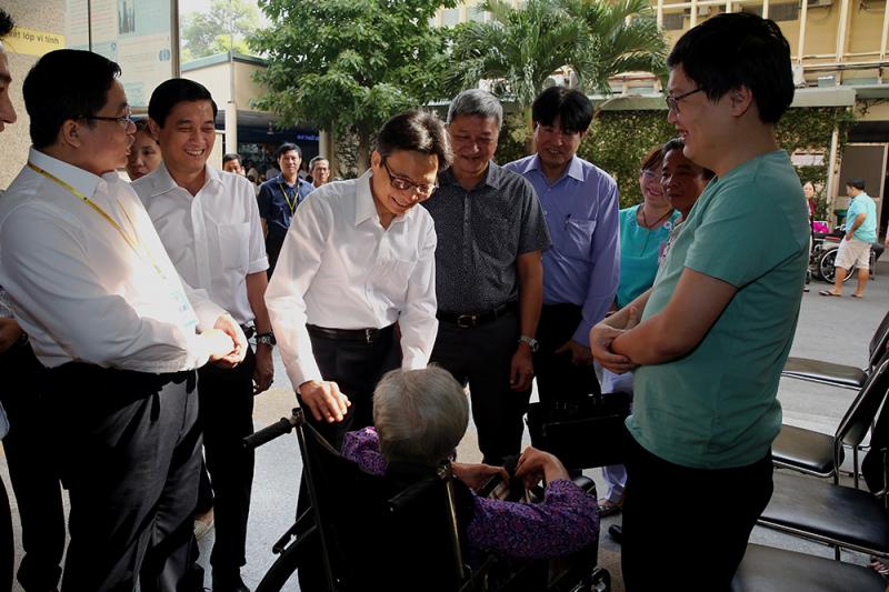Phó Thủ tướng Vũ Đức Đam thăm hỏi một bệnh nhân cao tuổi đang điều trị tại BV ĐH Y Dược TP. Hồ Chí Minh