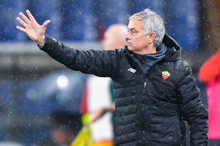 HLV Mourinho chỉ đạo học trò trong trận Roma vs Genoa ở Serie A . (Ảnh: Vnexpress)