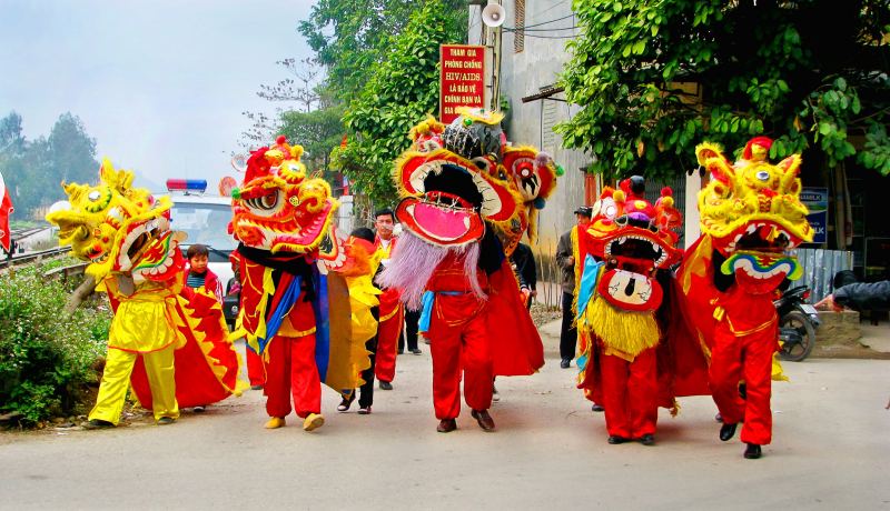 Múa lân là 1 trong những hoạt động được truyền thống trong ngày Tết cổ truyền Việt Nam. Từ ngoại hình đặc trưng đến những màn trình diễn sinh động, đảm bảo rằng sự kiện này sẽ khiến bạn thích thú và đầy sự phấn khích!