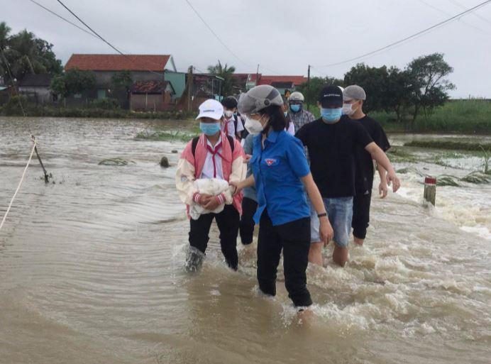 Nước cô lập và chia cắt nhiều tuyến đường, gây khó khăn trong việc đi lại. (Ảnh: báo Thanh niên)