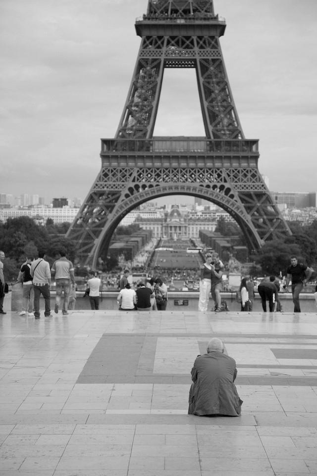 Chân tháp Eiffel