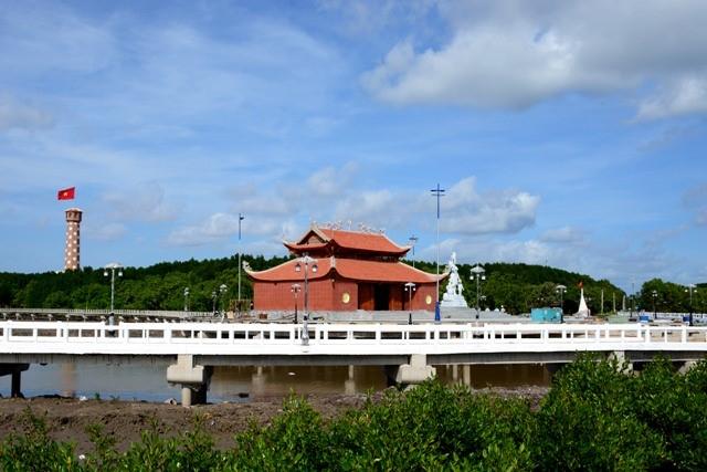 Cụm công trình Đền thờ Lạc Long Quân và tượng Mẹ hướng về biển Đông