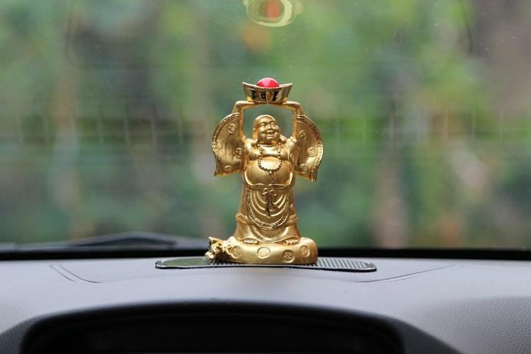 Tượng Phật mang lại may mắn và bình an khi lái xe