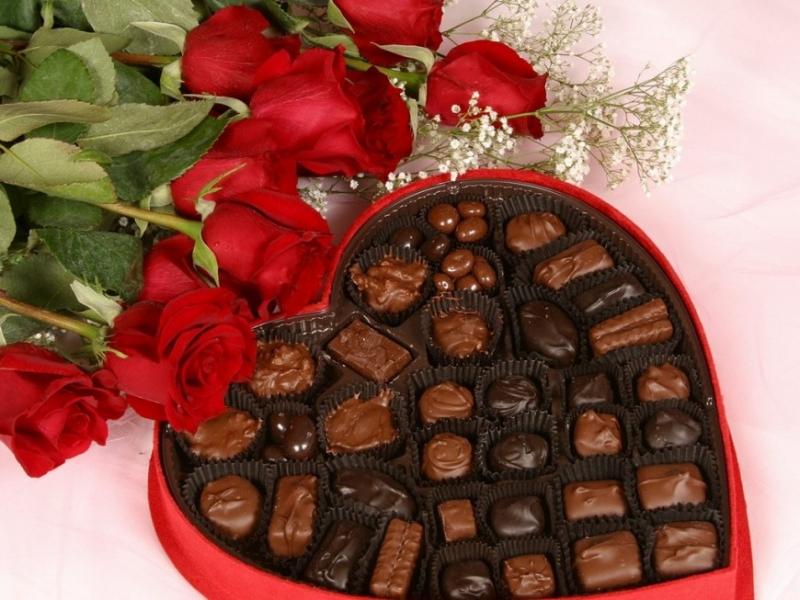 Dù những món quà Valentine ở Mỹ đã phong phú hơn vẫn không thể thiếu hoa hồng và socola.