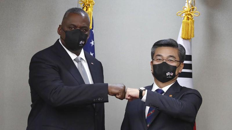 Bộ trưởng Quốc phòng Hoa Kỳ Lloyd Austin và Bộ trưởng Quốc phòng Hàn Quốc Suh Wook. (Ảnh: AP)