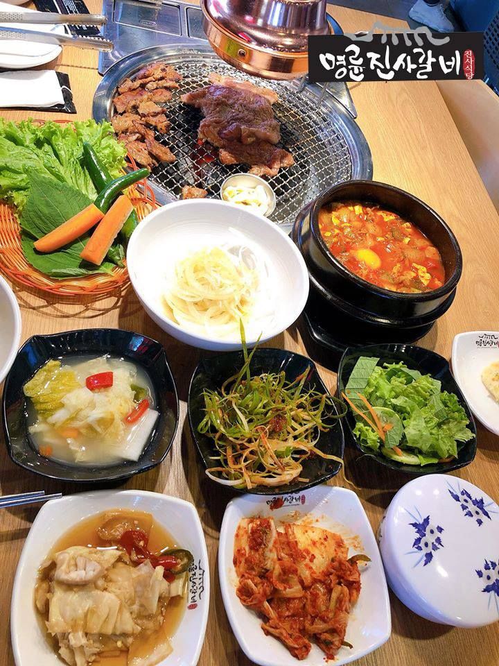 Với menu vô cùng đa dạng, hấp dẫn, thực khách có rất nhiều sự lựa chọn. Từ thịt nướng cực đỉnh tới các món ăn đậm chất xứ Hàn