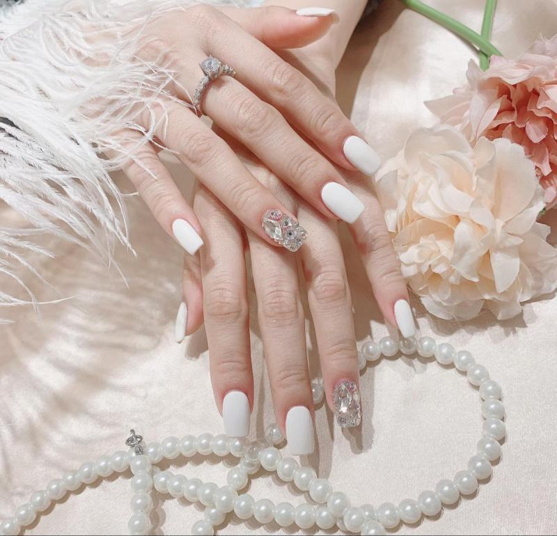 Tuyệt đẹp Mẫu nail màu trắng đính đá Dành cho những nàng công chúa nổi loạn