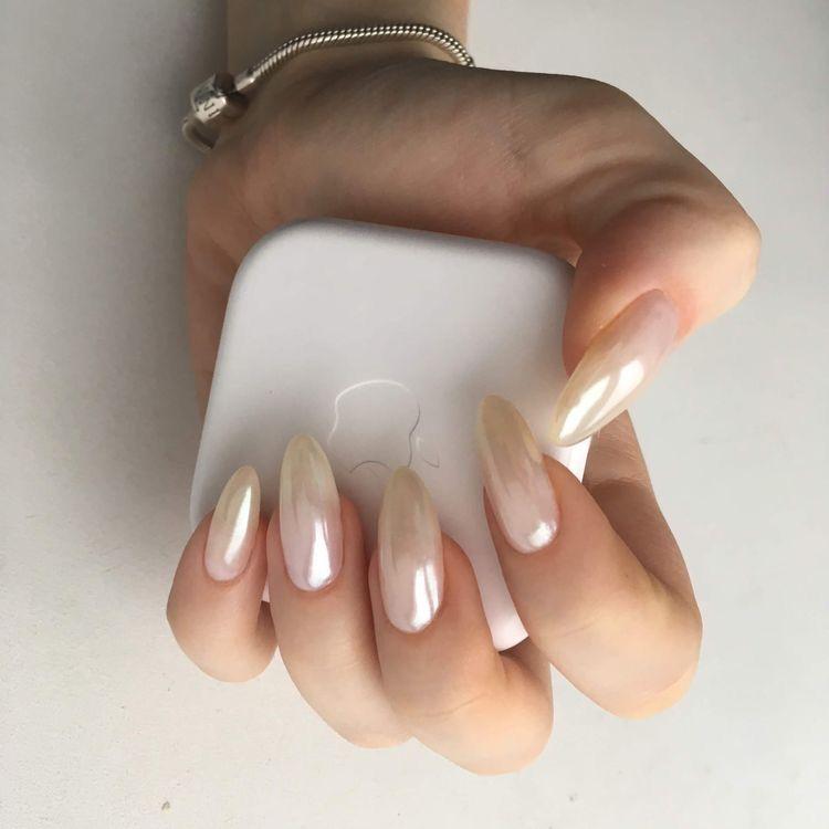 Nail trắng tráng gương được coi là một trong những kiểu nail cổ điển nhưng lại không kém phần tinh tế và sang trọng. Hãy xem những hình ảnh đơn giản về loại nail này để tìm được ý tưởng thiết kế cho đôi tay của bạn.