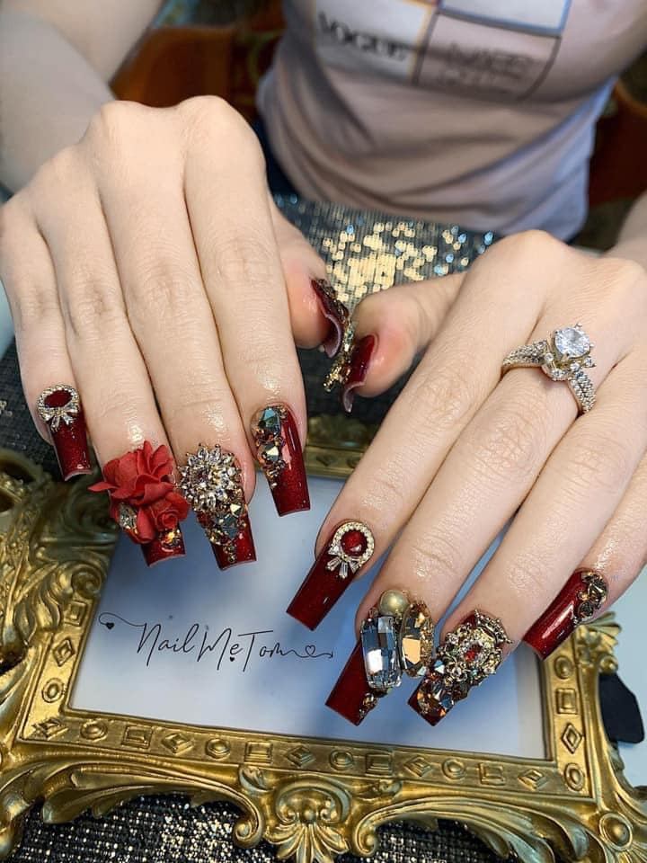 Nail Tạ Mẫn sẽ hướng dẫn thật tận tình từ những cách vẽ móng tay đơn giản nhất đến các kiểu móng khó và nghệ thuật hơn