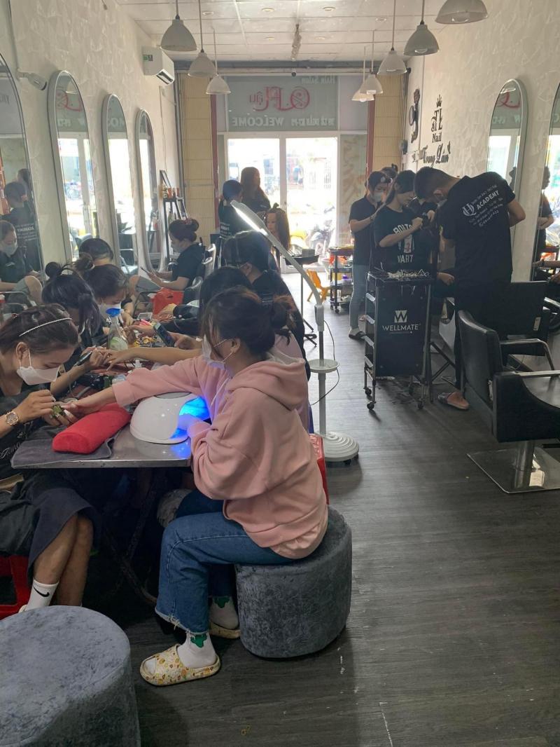 Nail Trang Lâm tạo nên các mẫu nail đơn sắc cách điệu, thoạt nhìn tuy đơn giản nhưng lại mang cái nhìn mới lạ và độc đáo