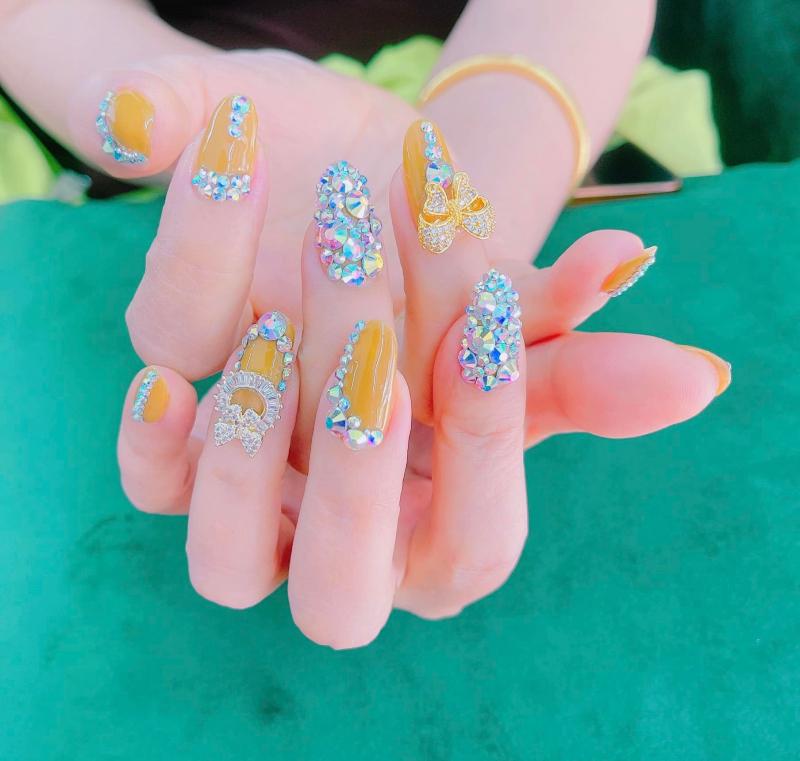 NAILS 199 sở hữu dịch vụ về nail chất lượng và uy tín như: chăm sóc, đắp móng, sơn vẽ, đính đá sawarovsi, hoa fantasy