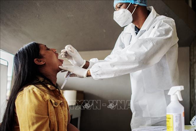 Nhân viên y tế lấy mẫu xét nghiệm COVID-19 cho người dân tại Richmond, Johannesburg, Nam Phi. (Ảnh: AFP/TTXVN)